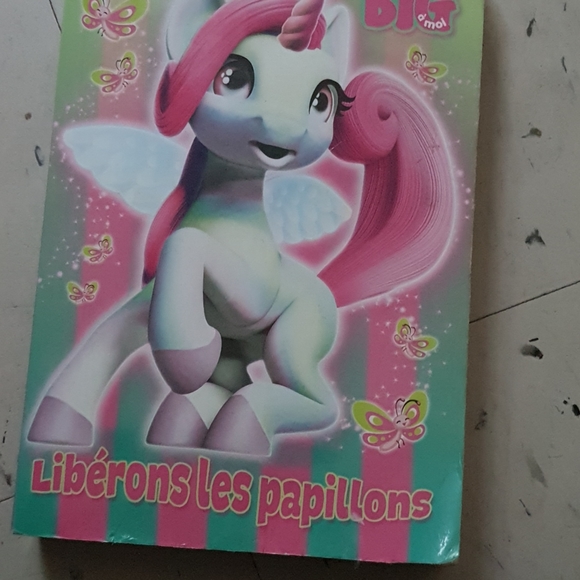 I'm selling a lol bag and a toy and books - Picture 3 of 4